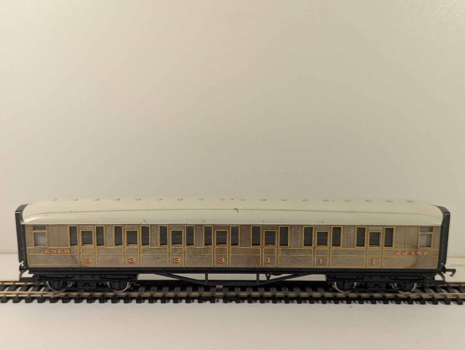Hornby R4332 RailRoad OO Gauge LNER Teak Composite Coach