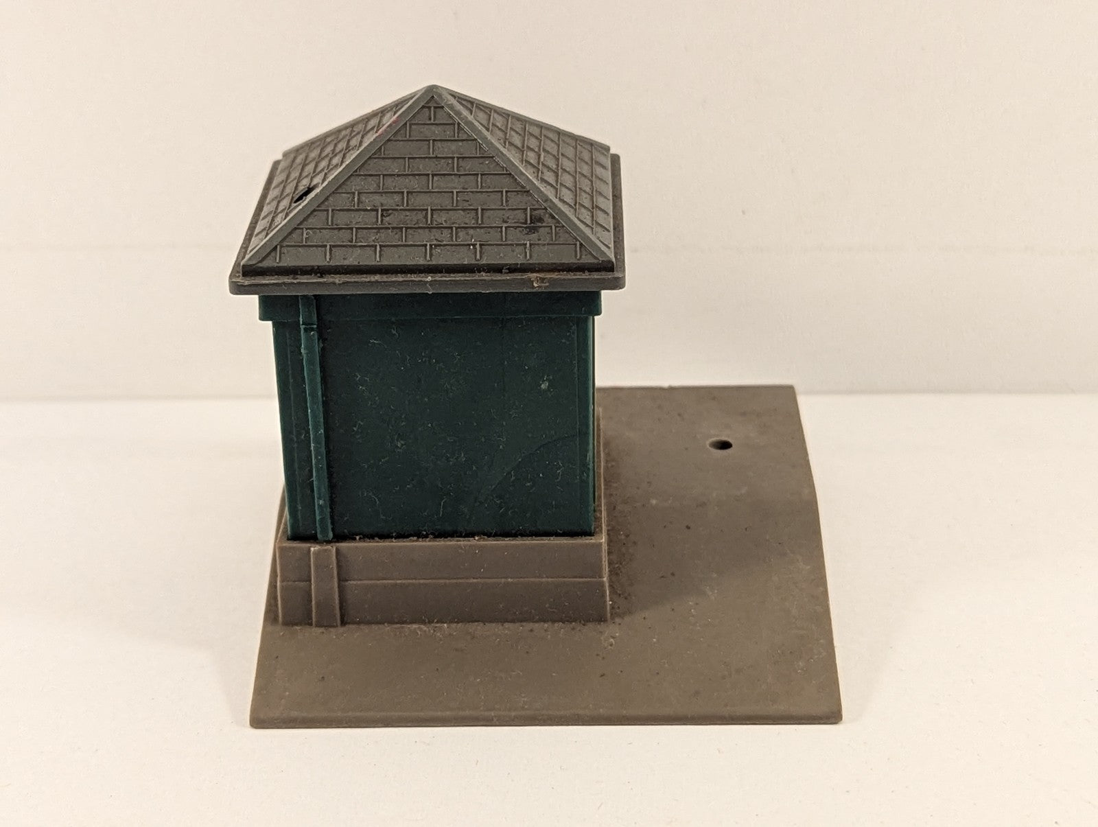 Tri-ang OO Gauge Gatekeeper's Hut Building Green and Yellow R72