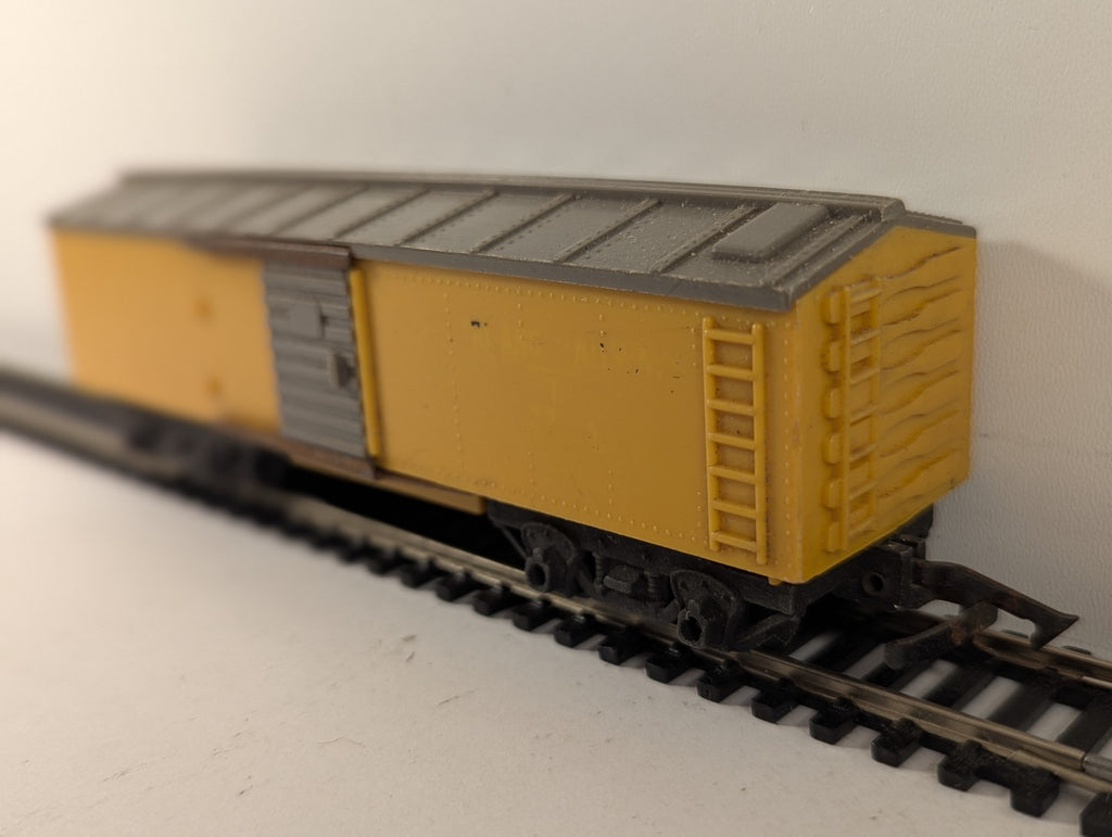 Triang Refrigerator Car Boxcar Yellow & Grey