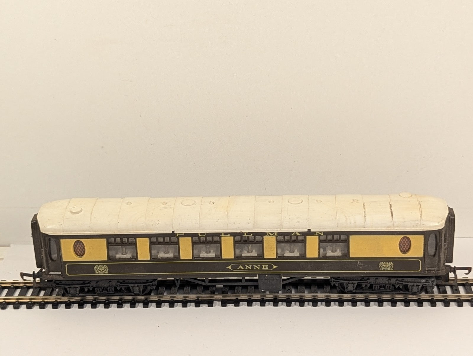 Tri-ang OO Gauge Pullman Coach Anne