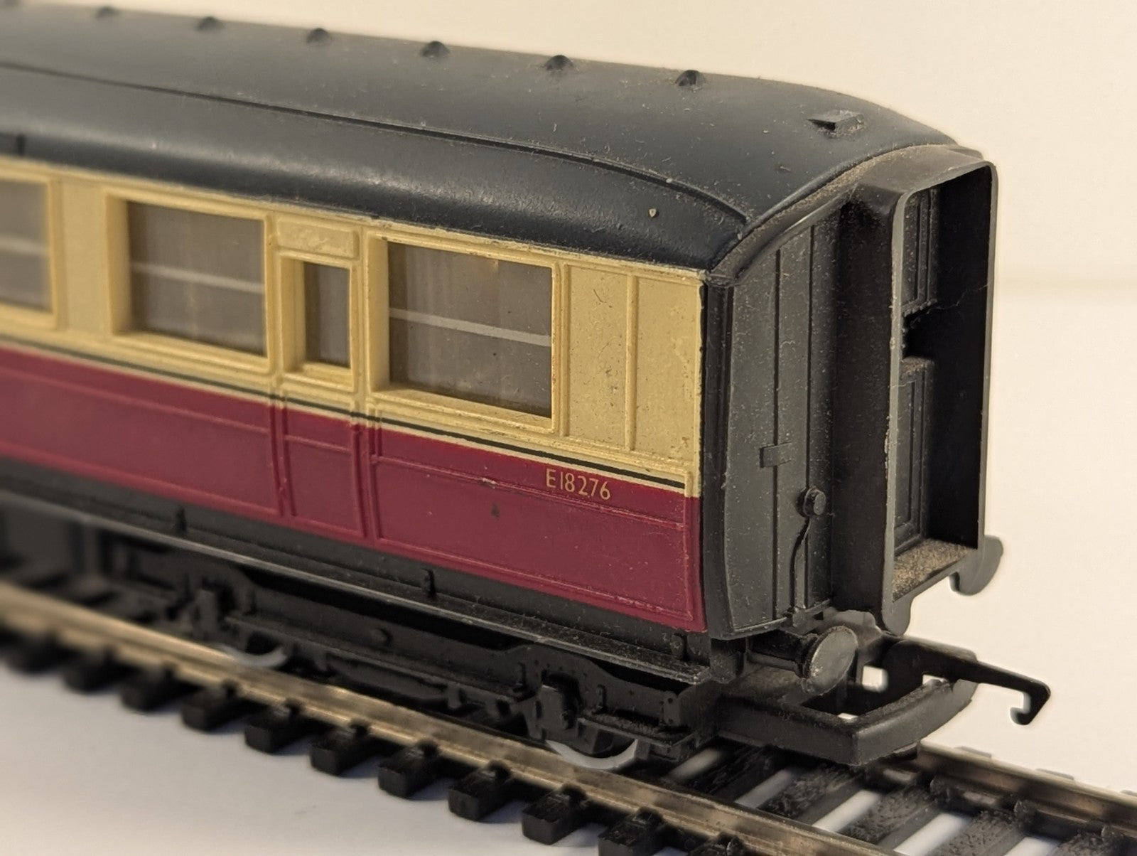 Hornby OO Gauge R937 BR Gresley Composite Coach Crimson and Cream E18276
