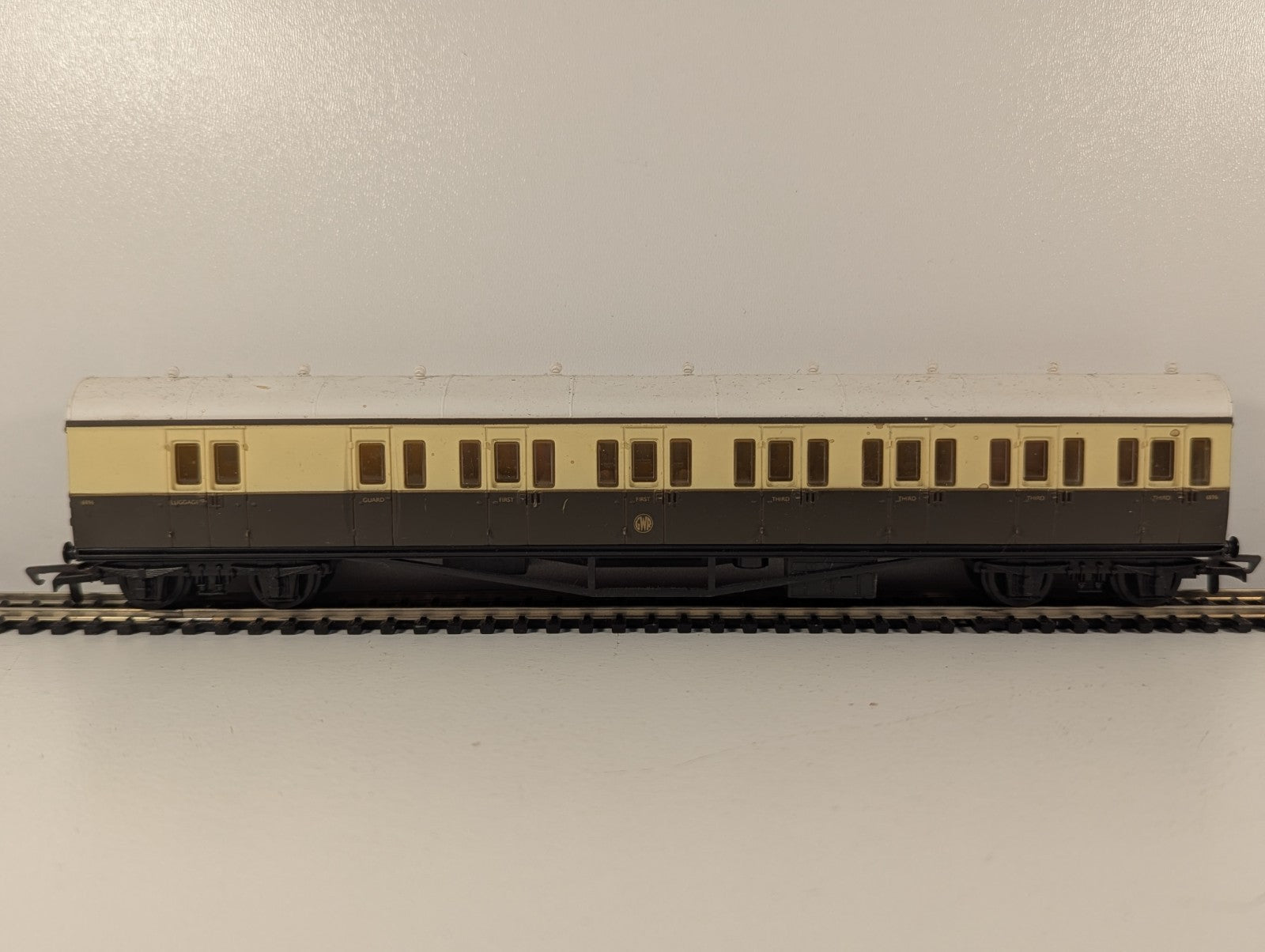 Mainline OO Gauge GWR Suburban Brake Coach Chocolate Cream