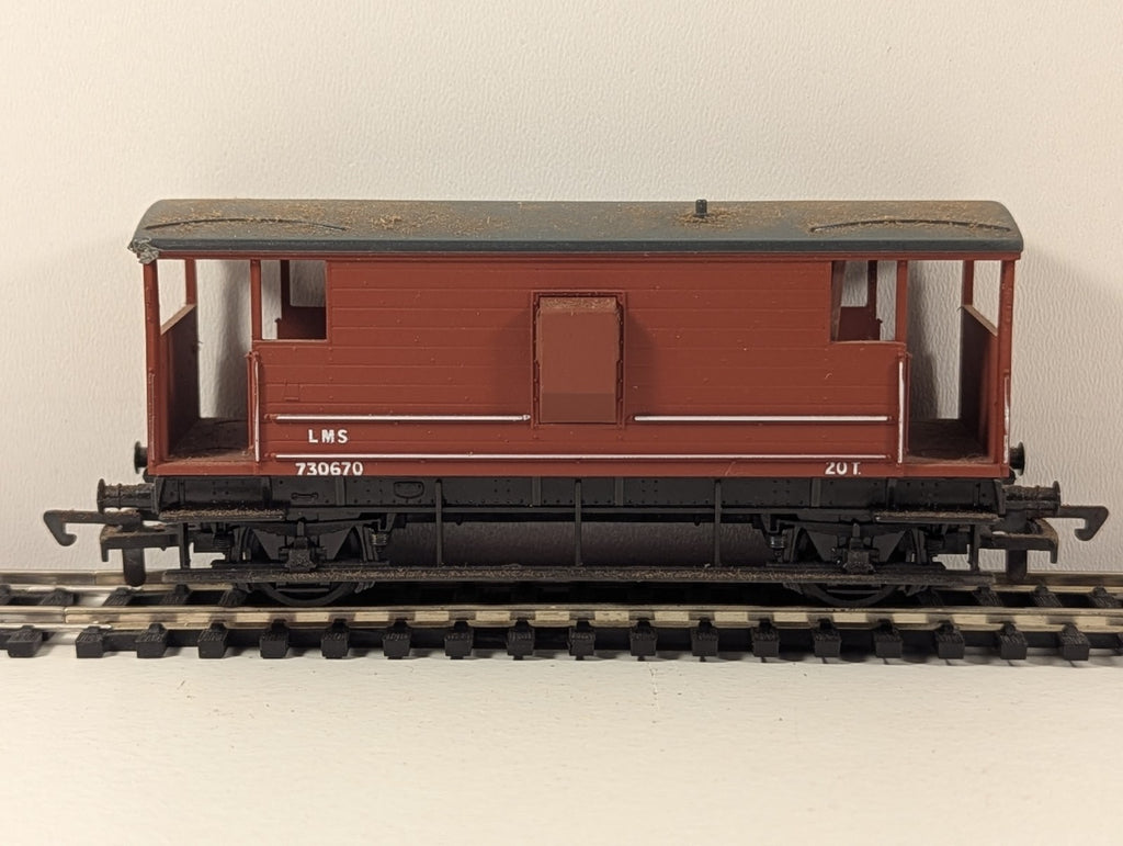 Dapol B2 20-Ton Goods Brake Van 730670 LMS Brown (OO Gauge)