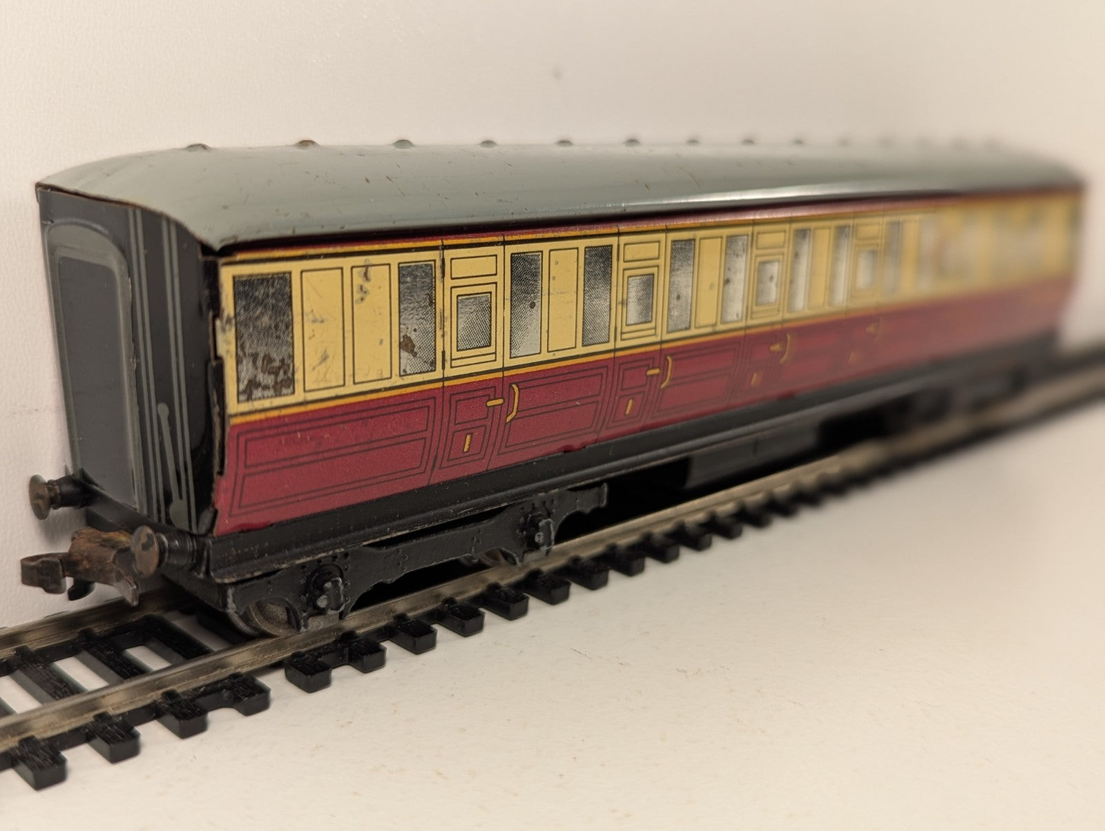 HornbyDublo BR Gresley Corridor Composite Coach Tinplate OOGauge - Damaged Decal