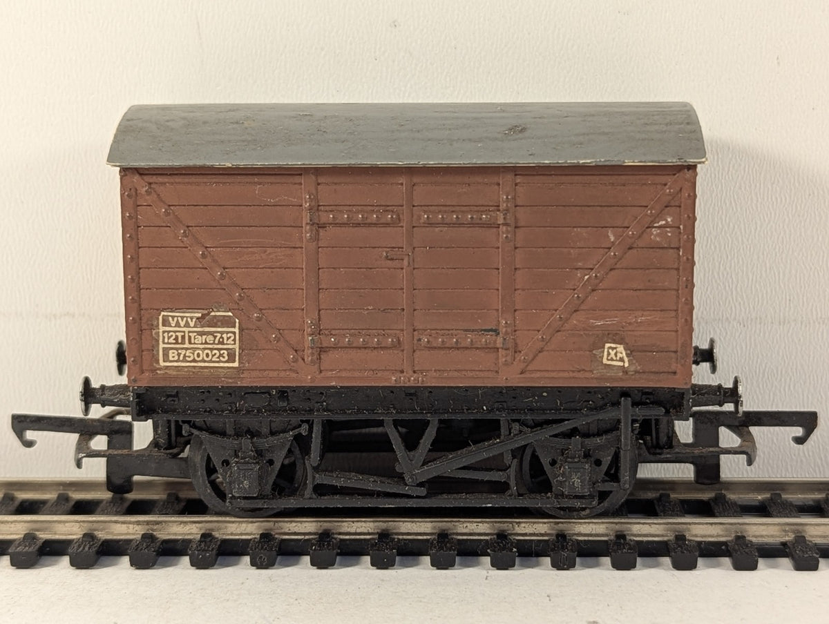Tri-ang OO Gauge 12T Ventilated Van Goods Van B750023 BR Bauxite R.12