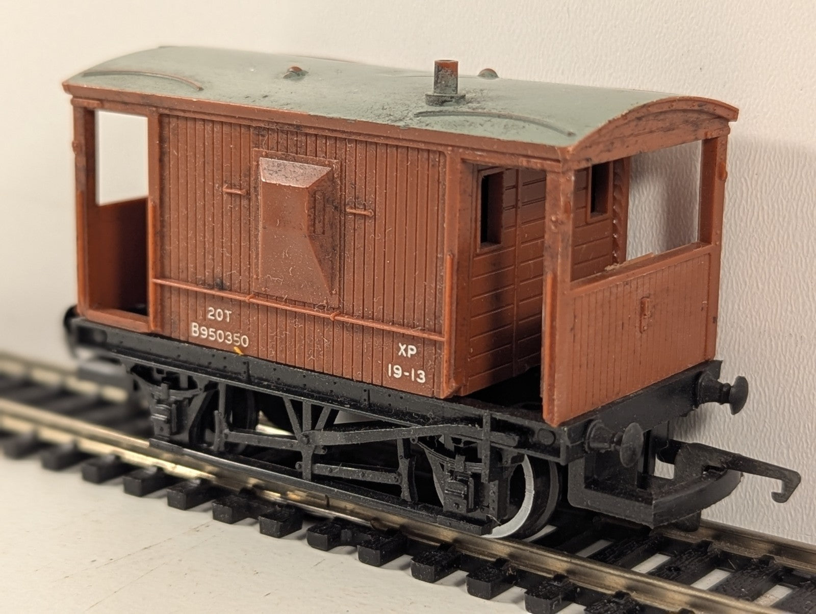 Hornby R239X020 BR 20 Ton Brown Brake Van