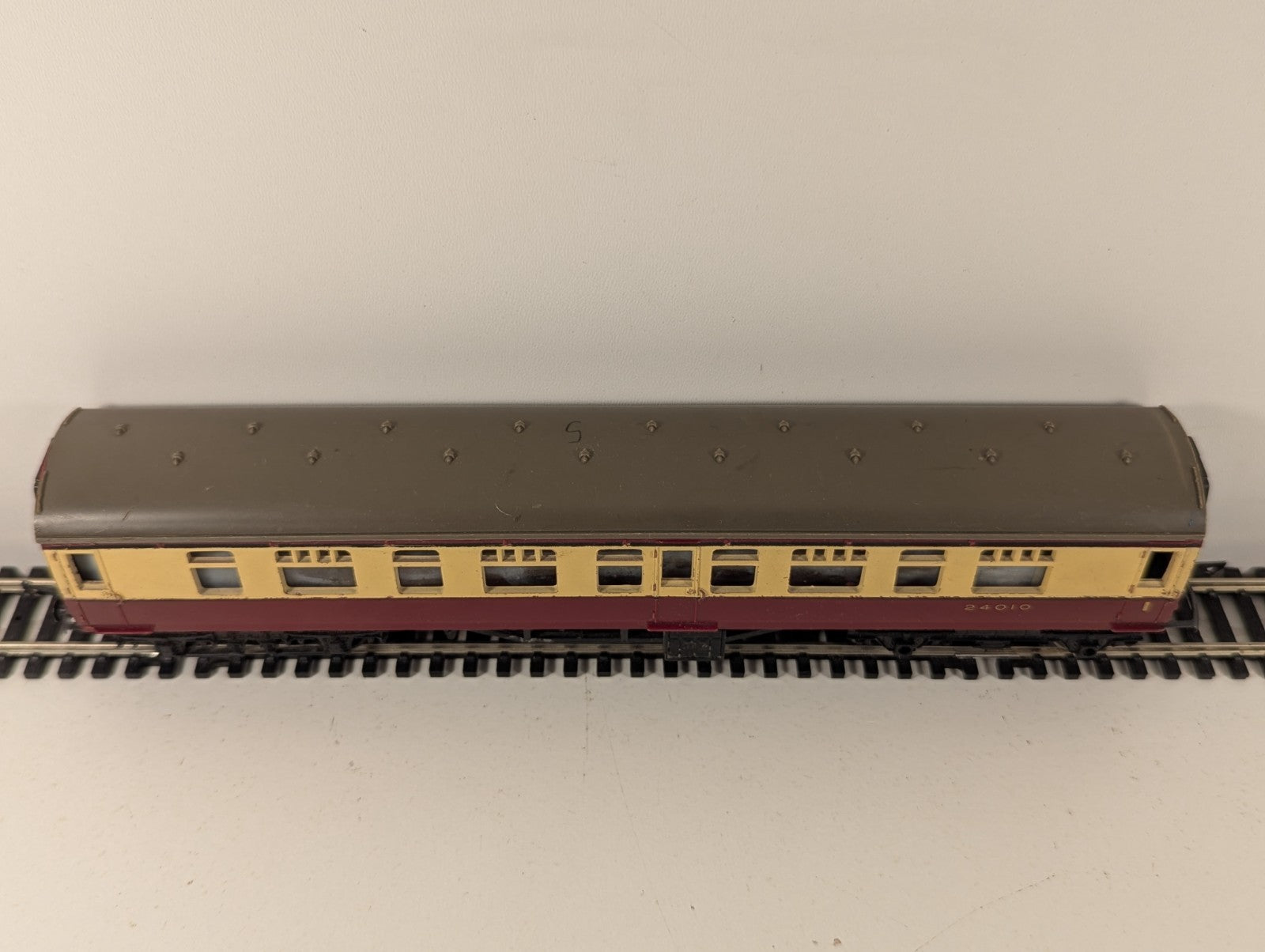 Tri-ang OO Gauge 1st & 3rd Class Composite Coach BR Cream & Maroon