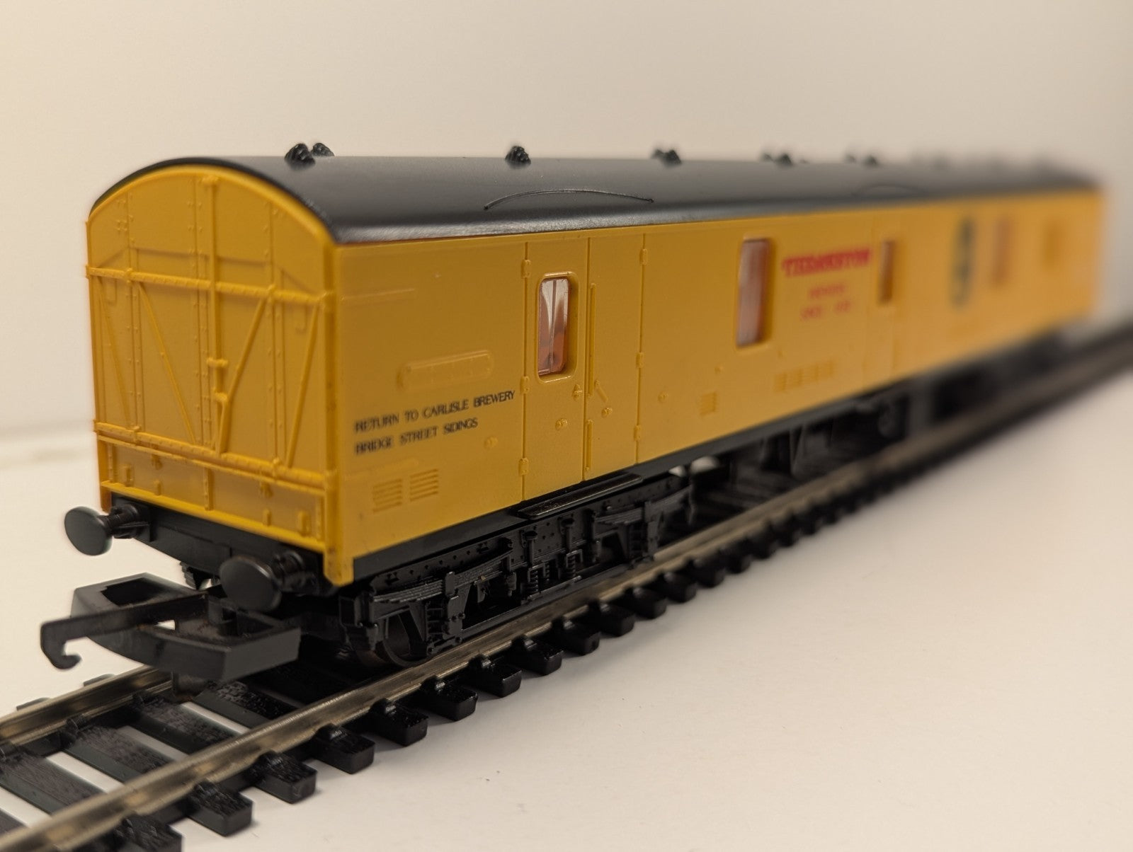 Lima 305658W OO Gauge BR Mk1 GUV Theakston Brewers