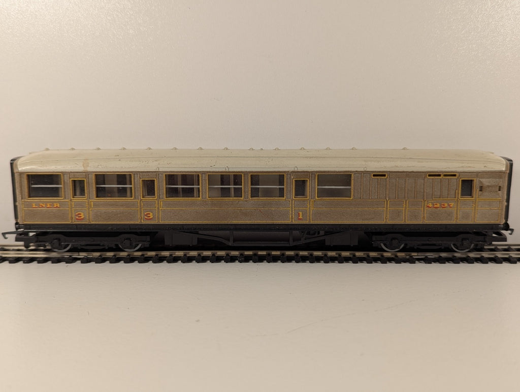 Hornby R478 LNER Gresley Teak Brake Coach 4237 – OO Gauge
