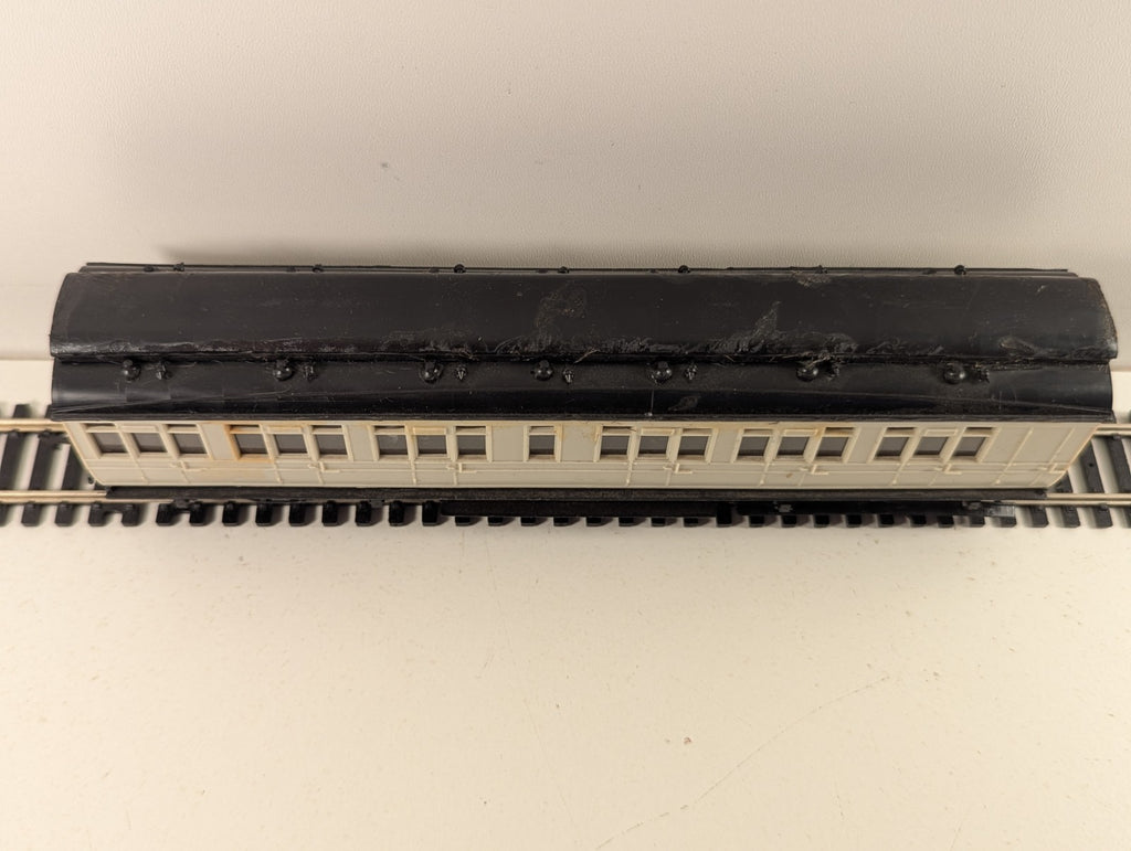 Ratio Midland/LMS Brake Coach Kit Built OO Gauge