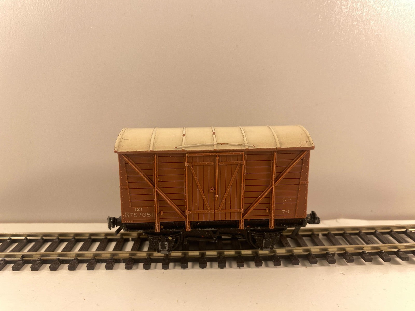 Hornby Dublo OO Gauge SD6 12-Ton Ventilated Van – B757051 (RC 24106 / 4325)