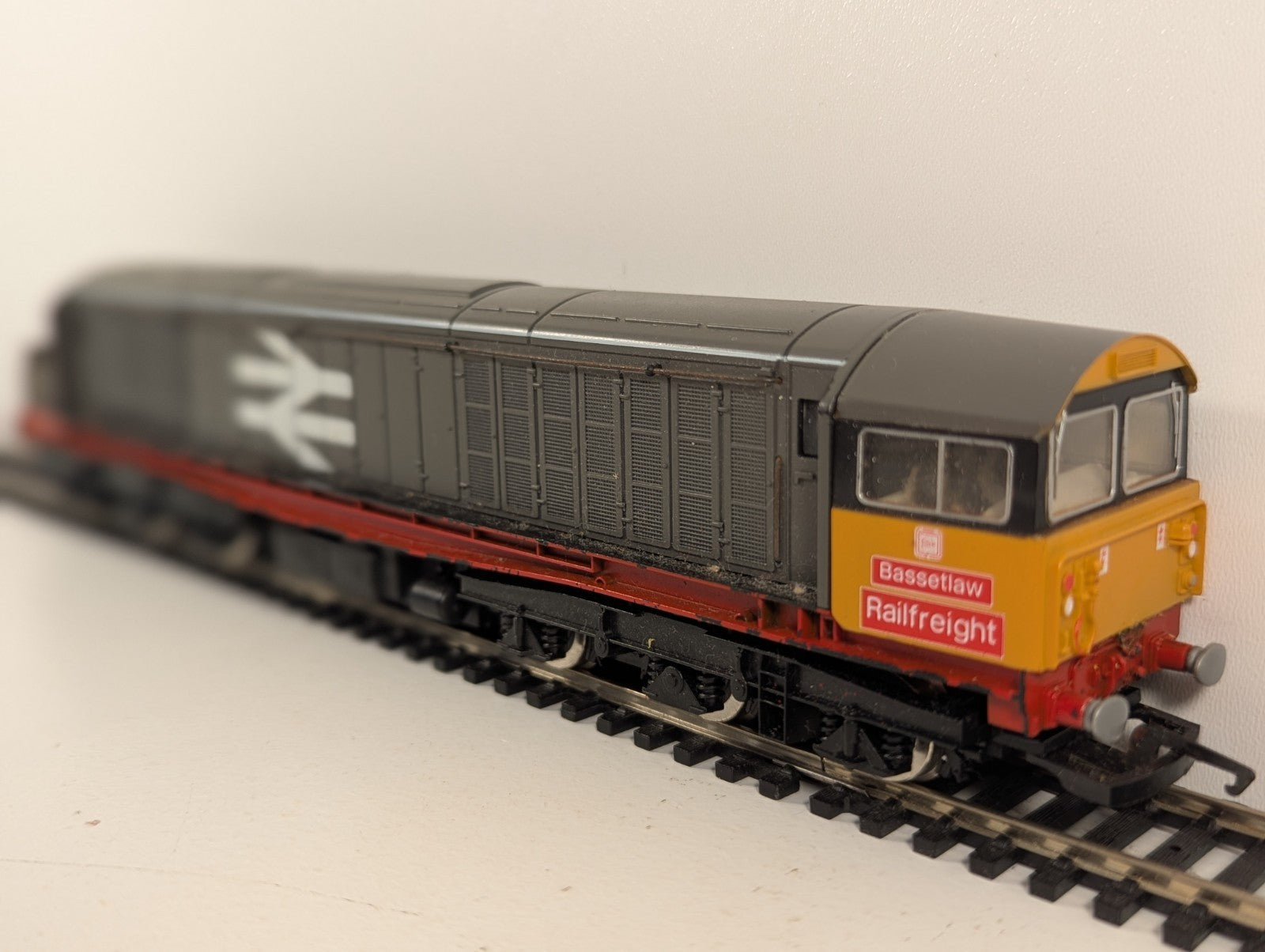 Hornby OO Gauge BR Class 58 Bassetlaw Railfreight Poor Runner