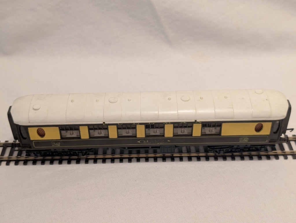 Tri-ang R228 OO Gauge Pullman Parlour Coach “Mary”