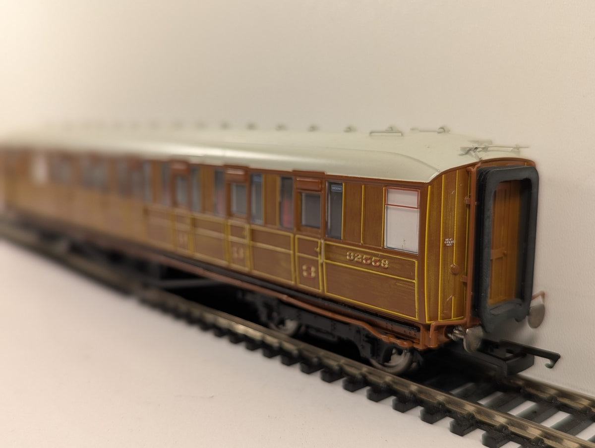 Hornby OO Gauge LNER 61ft 6in Corridor Brake Coach Passenger Coach 32558