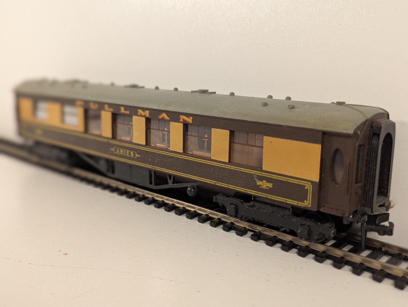 Hornby Dublo 4035 OO Gauge Pullman 1st Class Coach “Aries”