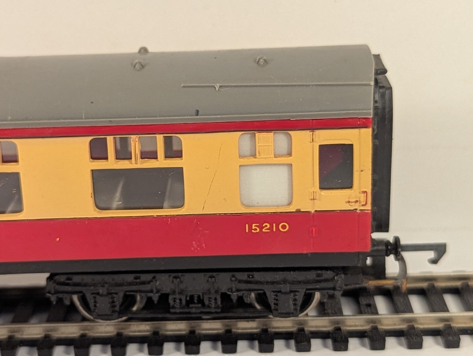 Tri-ang R626 BR Mk1 Composite Corridor Coach No. 15210 - Crimson & Cream