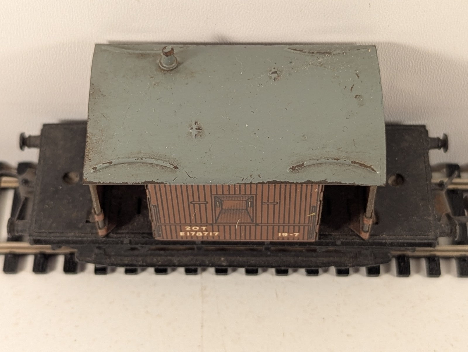 Hornby Dublo 32046 Tinplate 20 Ton Brake Van OO Gauge - Dented Roof