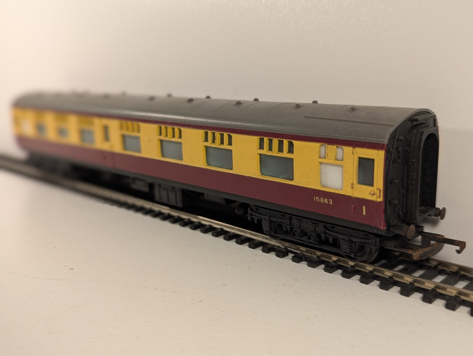Tri-ang OO Gauge 1st & 3rd BR Composite Coach Cream & Maroon
