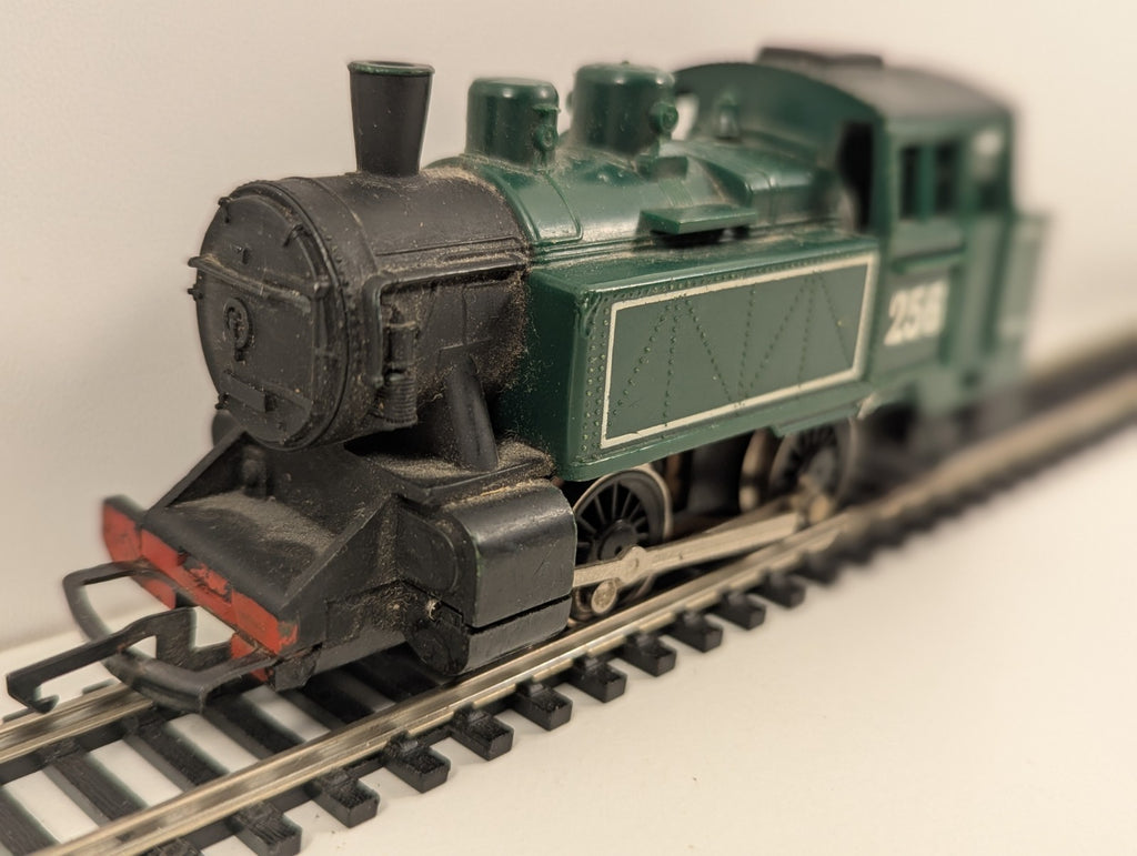 Hornby R257 OO Gauge “International” Tank No. 256