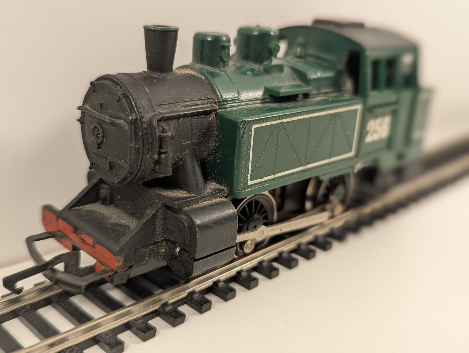 Hornby R257 OO Gauge “International” Tank No. 256