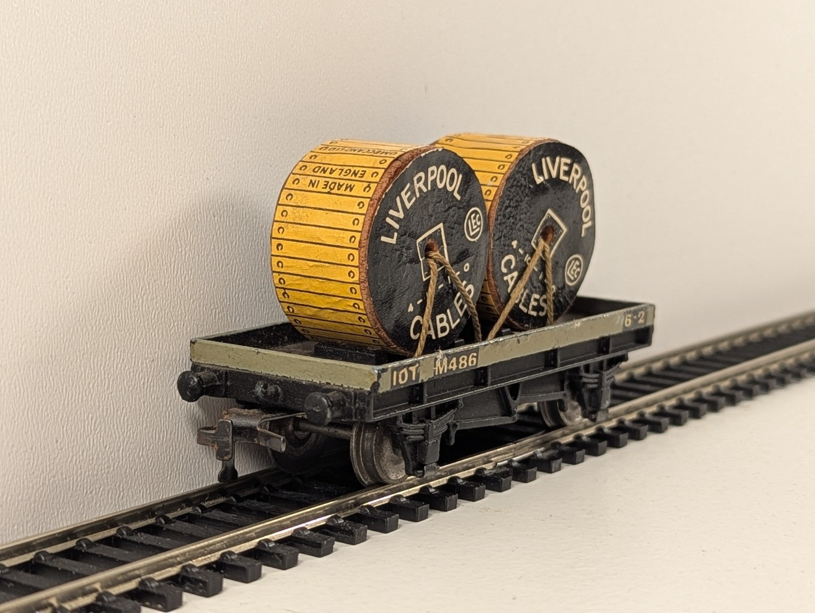 Hornby Dublo 32086 OO Gauge Grey D1 Low-Sided Wagon with Cable Drums - Boxed