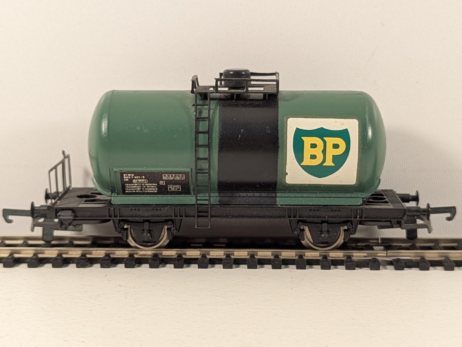 Lima HO Gauge Green BP Tank Wagon