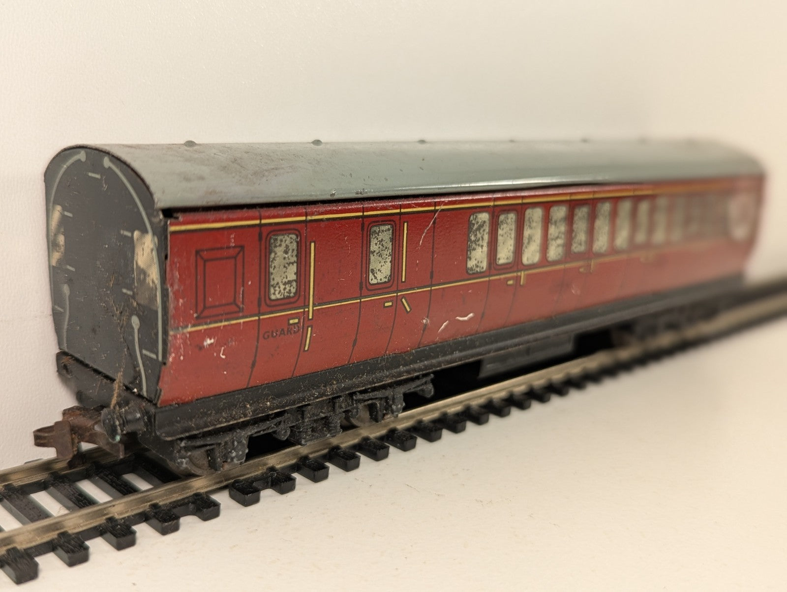 Hornby OO Gauge Maroon Suburban Brake Coach