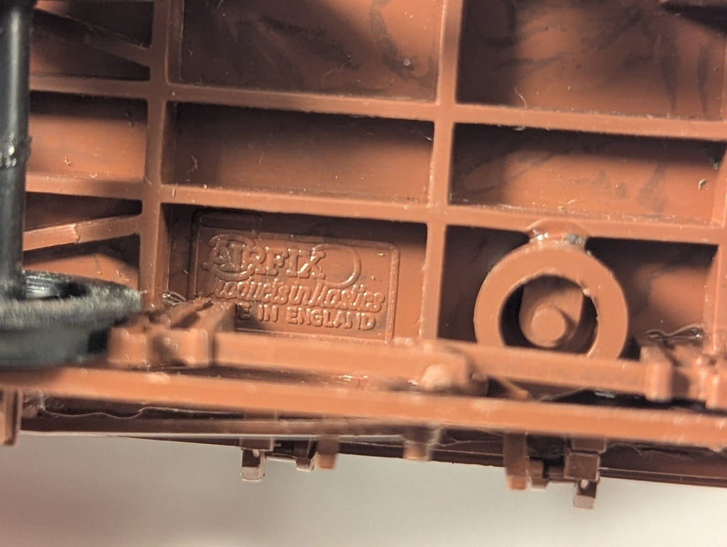 Airfix OO Gauge BR 8 Ton Cattle Wagon Goods Wagon B893778 BR Brown 54303