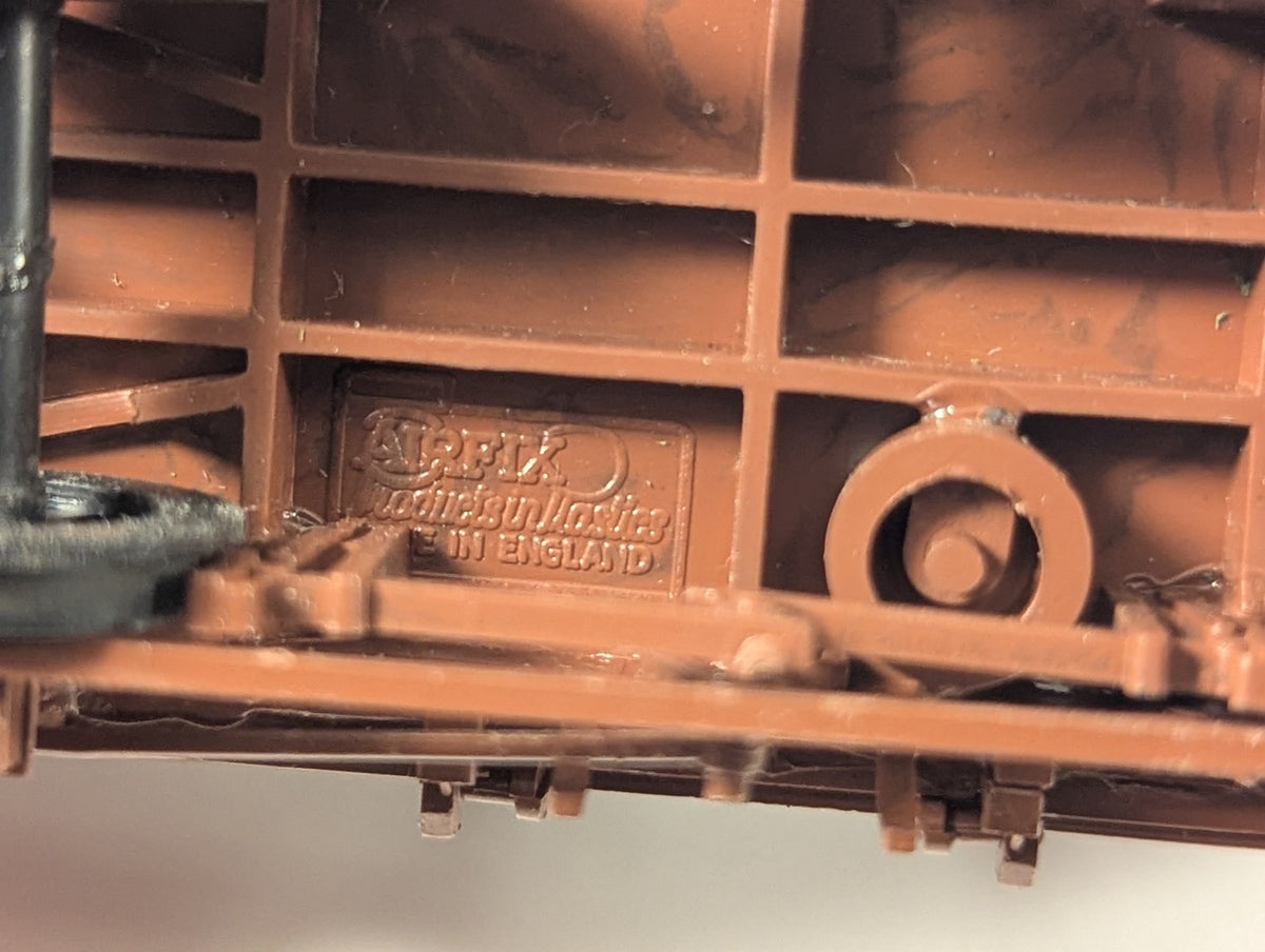 Airfix OO Gauge BR 8 Ton Cattle Wagon Goods Wagon B893778 BR Brown 54303