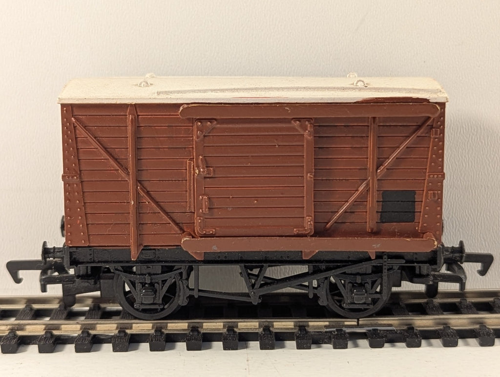 Bachmann 12-Ton Ventilated Van - Repainted