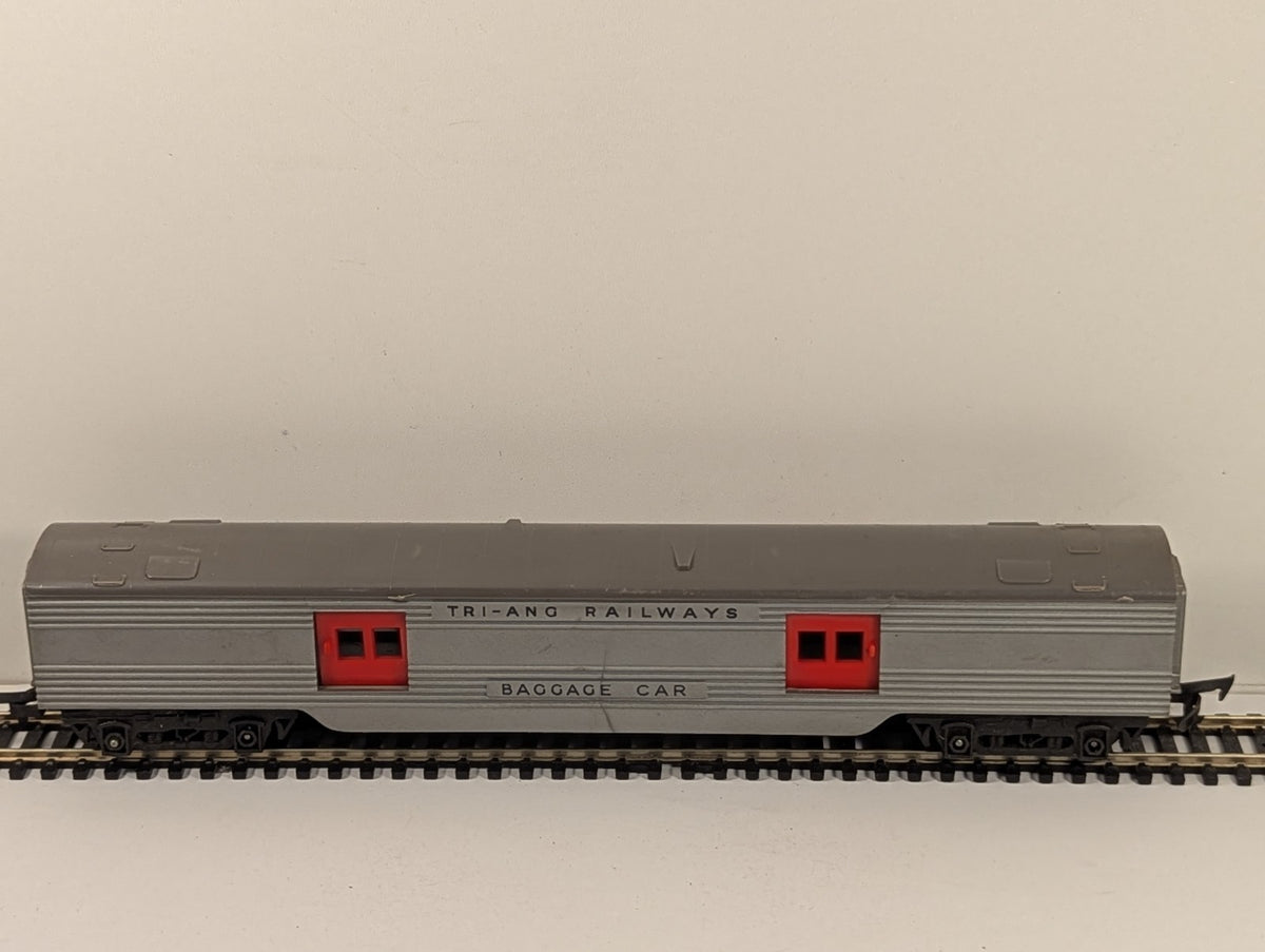 Tri-ang R130 OO Gauge Transcontinental Baggage Car