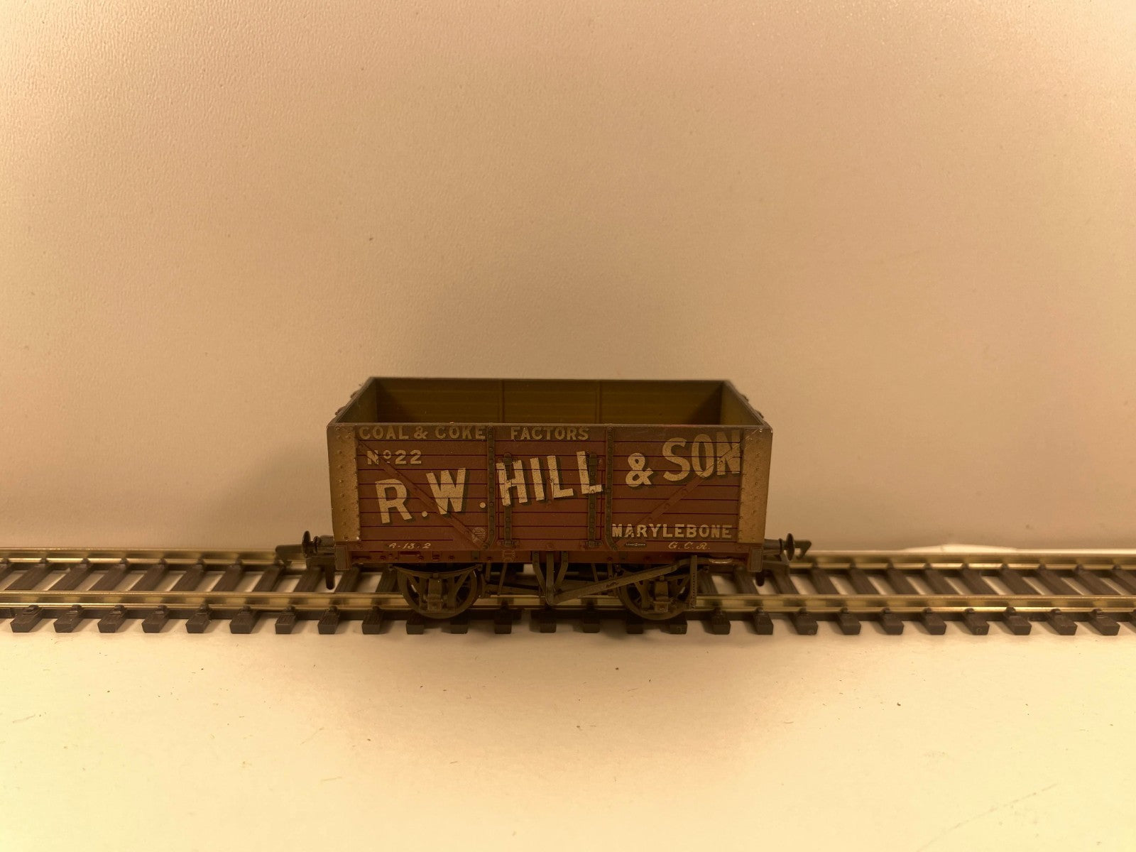 Bachmann 37-162 13T 8 Plank Wagon No. 22 – R. W. Hill & Son – Weathered Version