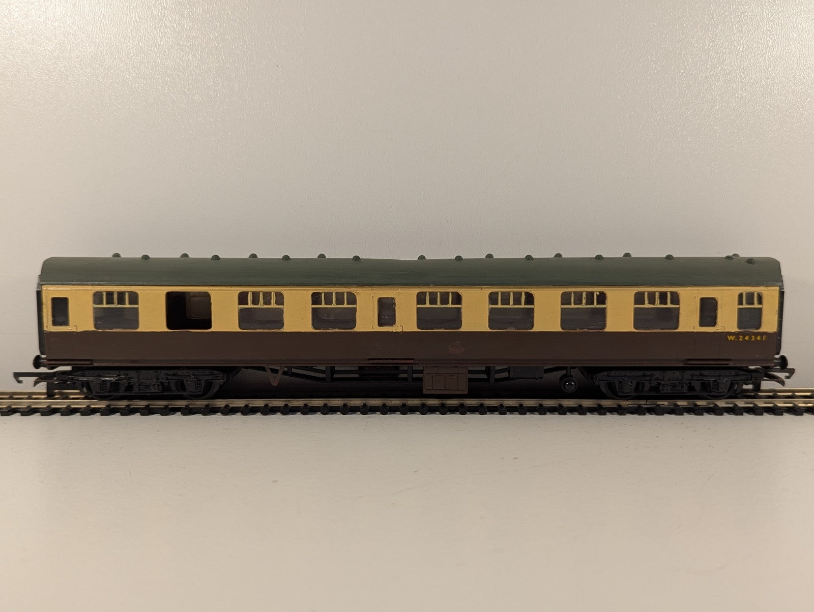 Kitmaster OO Gauge BR Mk1 Coach Chocolate & Cream