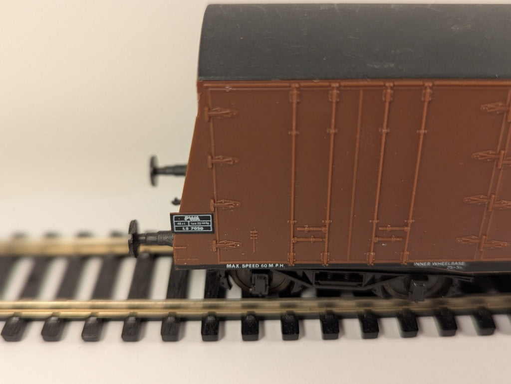 Lima 82T 'Procor' Bogie Pallet Van model railway wagon in BR Brown