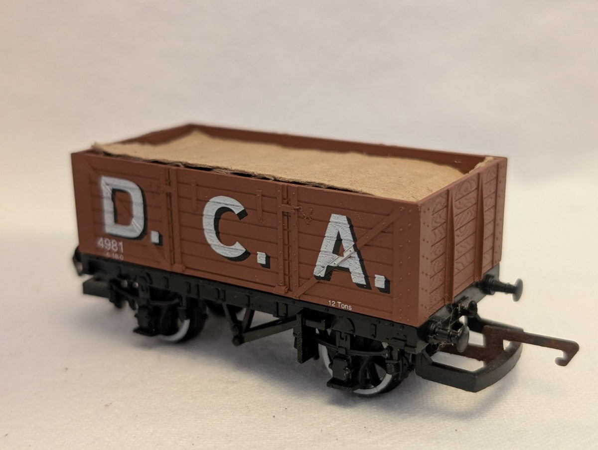 Hornby OO Gauge 7 Plank Open Wagon 'D.C.A.' Goods Wagon 4981 D.C.A.