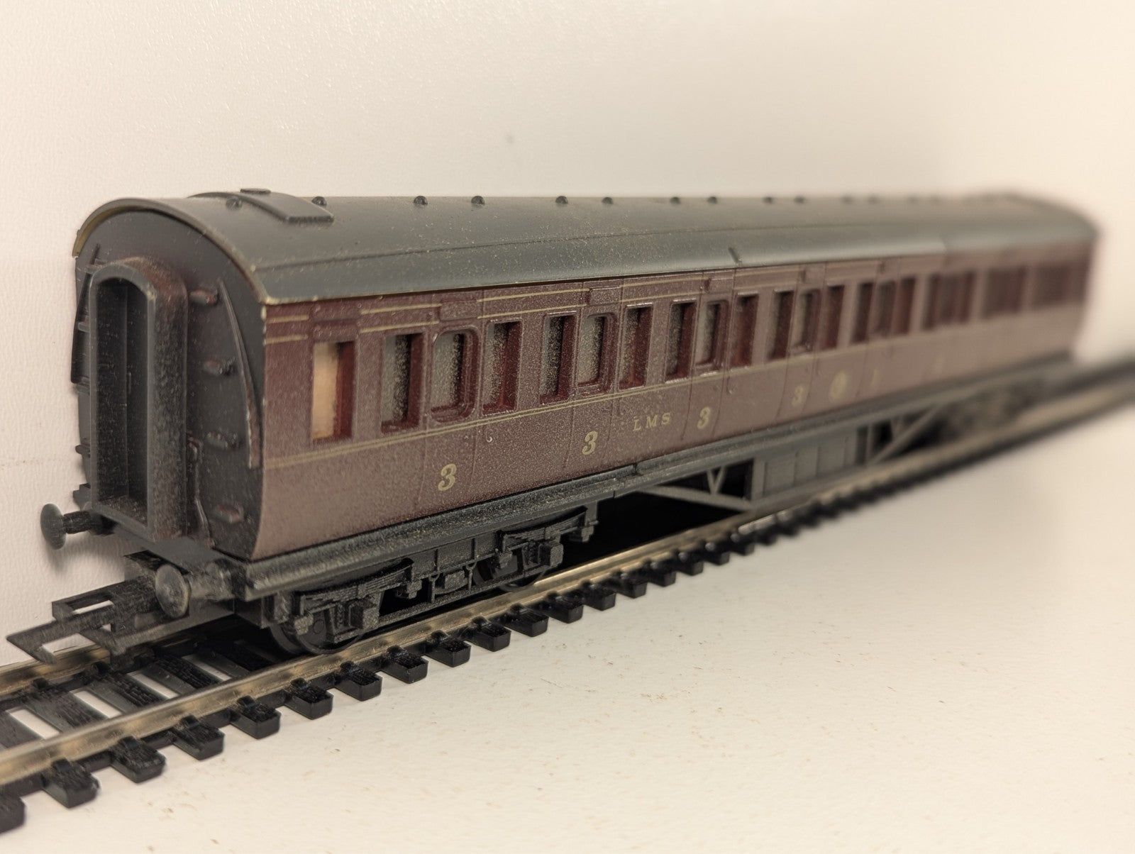 Hornby Railways R.936 LMS First & Third Composite Coach - Boxed (Wrong box)