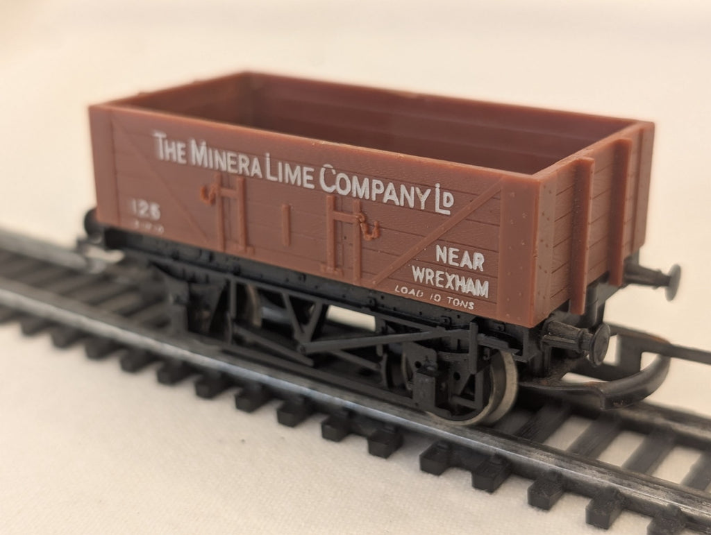 Hornby R211 OO Gauge 10 Ton Mineral Lime Wagon