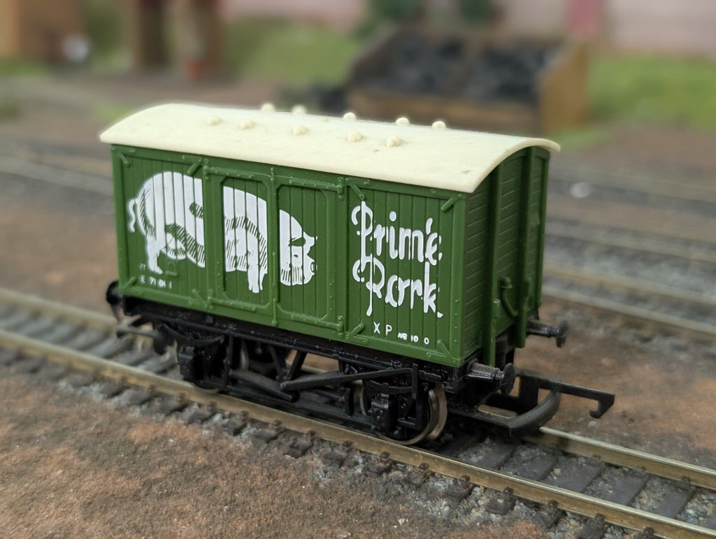 Hornby R162/R216 Prime Pork Van – OO Gauge