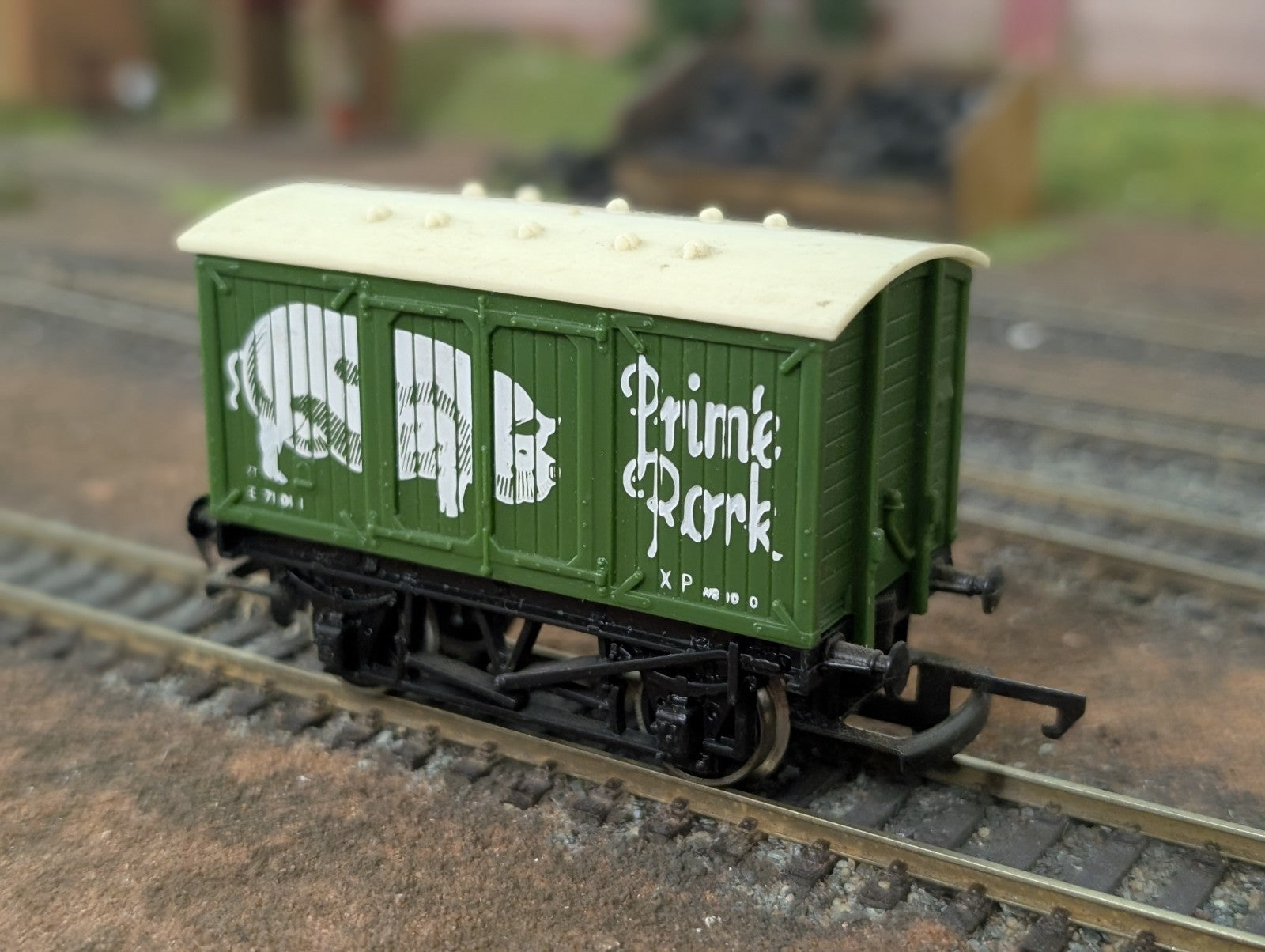 Hornby R162/R216 Prime Pork Van – OO Gauge
