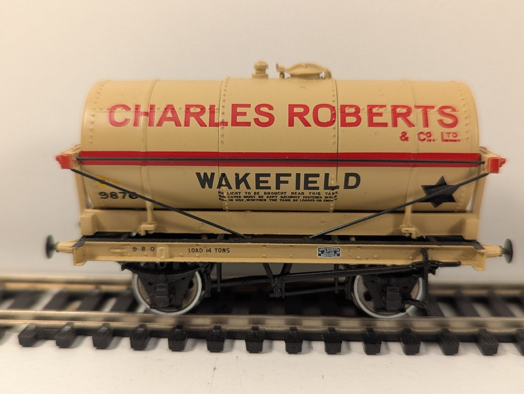 Bachmann 37-650K OO Gauge 14T Tank Wagon Charles Roberts Wakefield