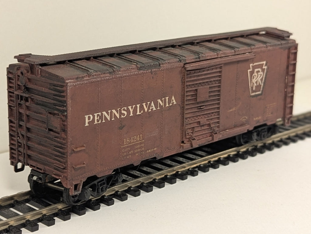 Walthers Mainline 2261 HO Gauge PRR 40ft AAR Boxcar – Weathered Faults