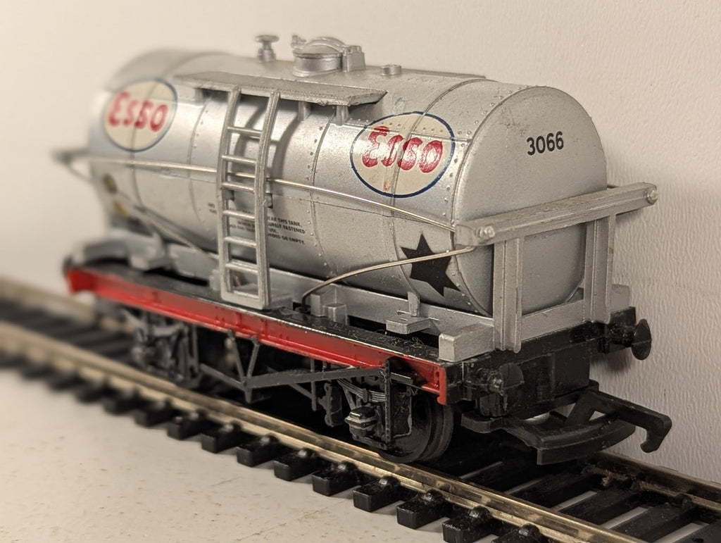 Mainline OO Gauge 14 Ton Tank Wagon 3066 Esso Silver 37-142