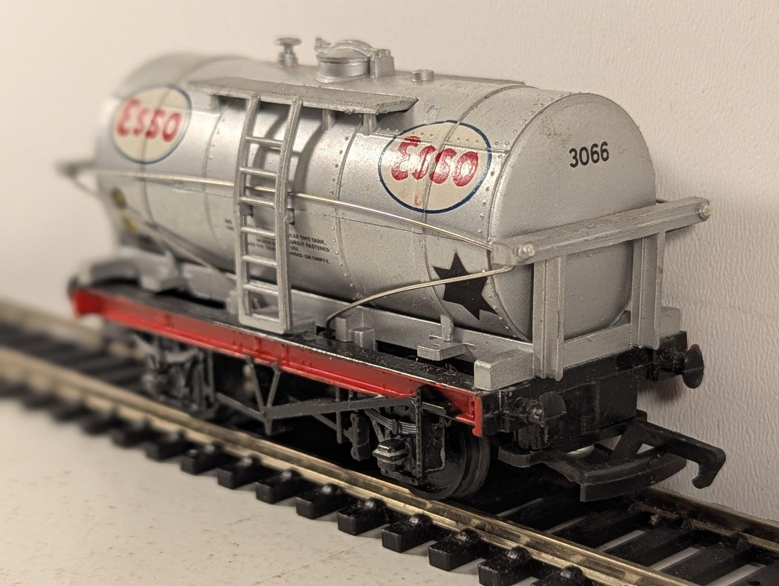 Mainline OO Gauge 14 Ton Tank Wagon 3066 Esso Silver 37-142