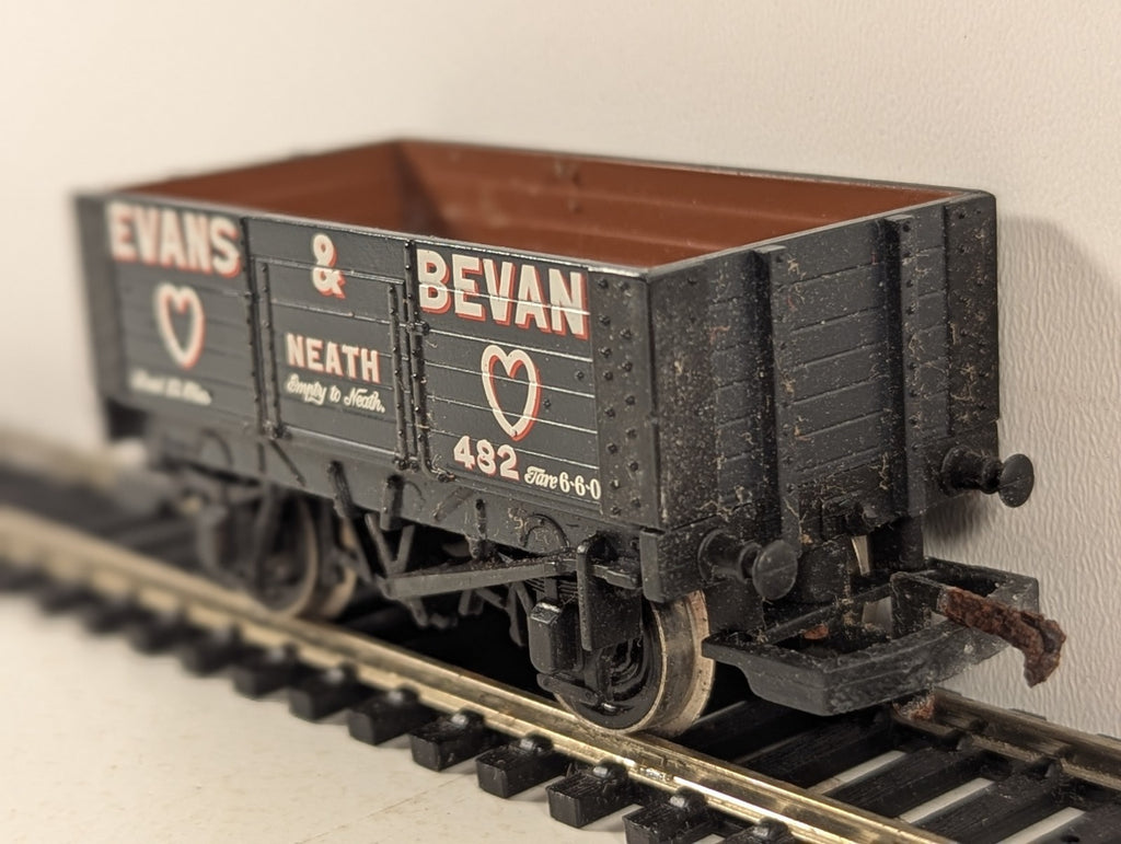 SKU: GR5618  Hornby OO Gauge Evans & Bevan 7-Plank Wagon Goods Wagon 482 R6057