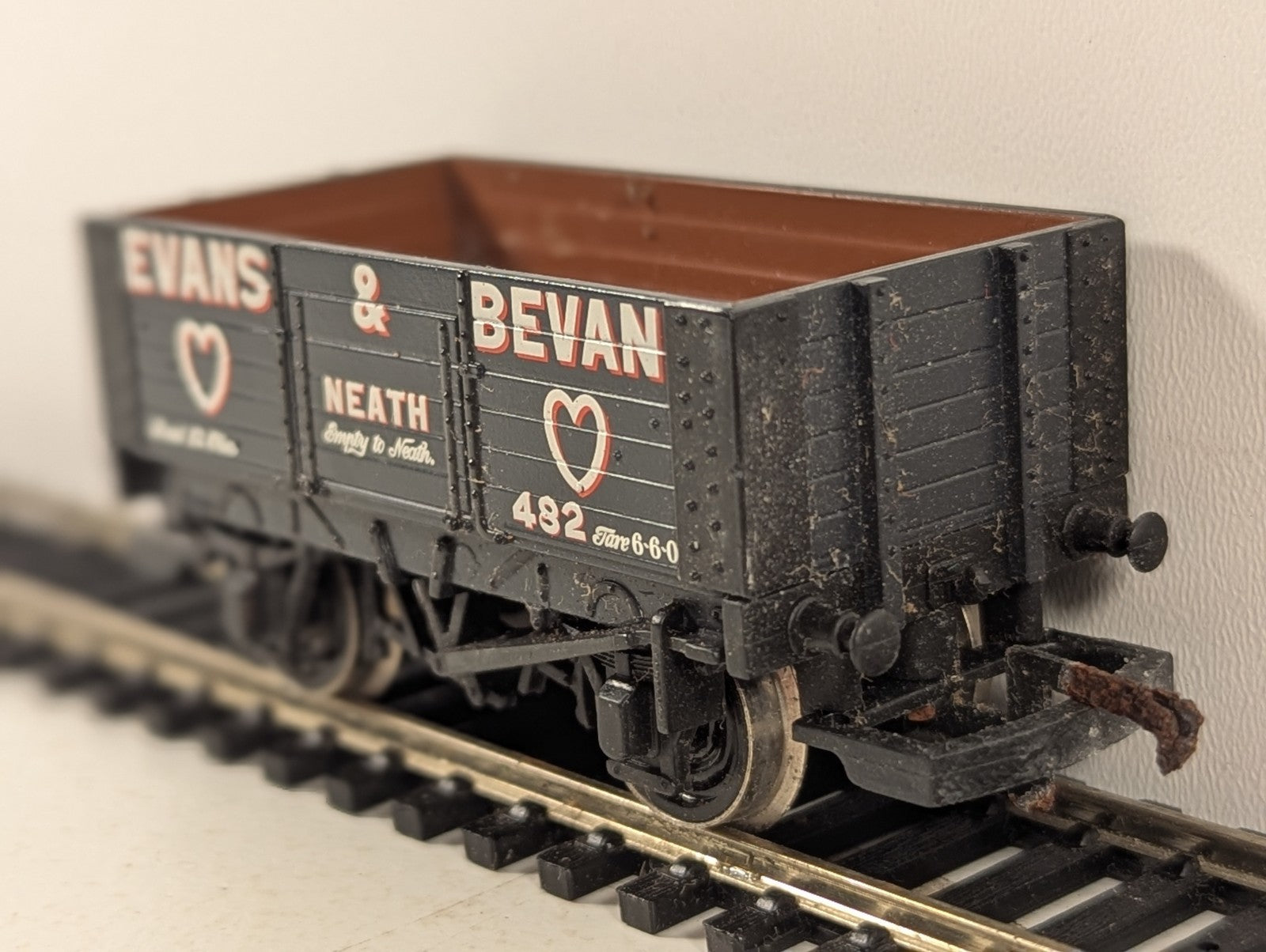 SKU: GR5618  Hornby OO Gauge Evans & Bevan 7-Plank Wagon Goods Wagon 482 R6057
