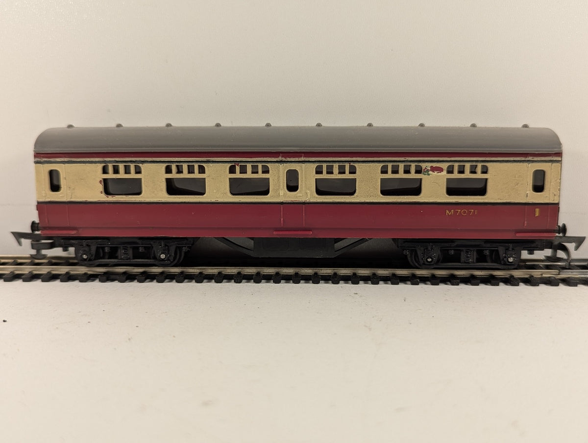 Tri-ang OO Gauge BR Crimson and Cream Short Passenger Coach M7071 R21