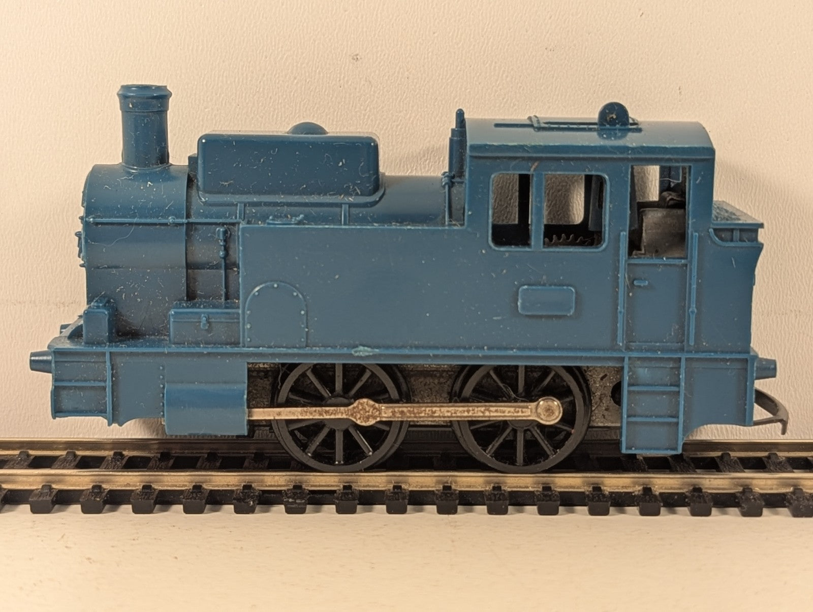 Hornby OO Gauge 0-4-0T Industrial Tank Locomotive Plain Blue  Windup