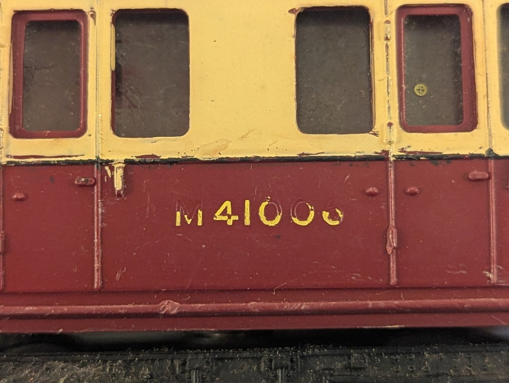 Tri-ang OO Gauge BR Suburban Corridor Coach - Missing Buffer & Coupler
