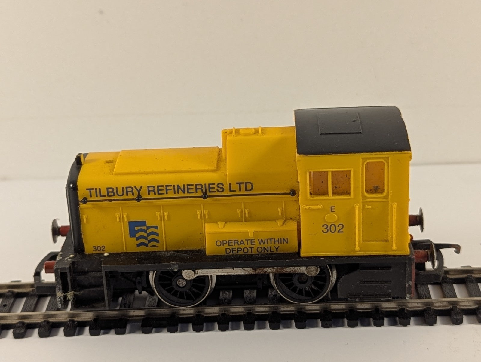 Hornby R801 Class 06 Shunter 'Tilbury Refineries' Yellow Diesel Locomotive