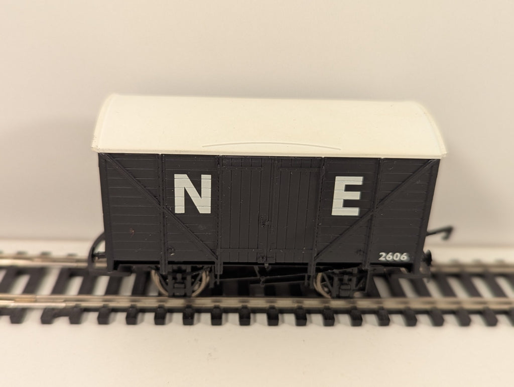 Hornby R6422 RailRoad North Eastern 12-Ton Box Van
